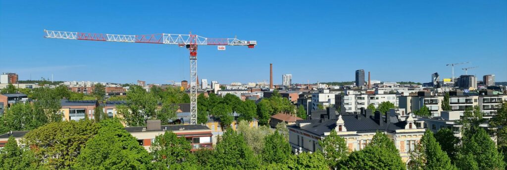 Tampereen kesäinen siluetti nähtynä Hämeenpuistosta kohti keskustaa.